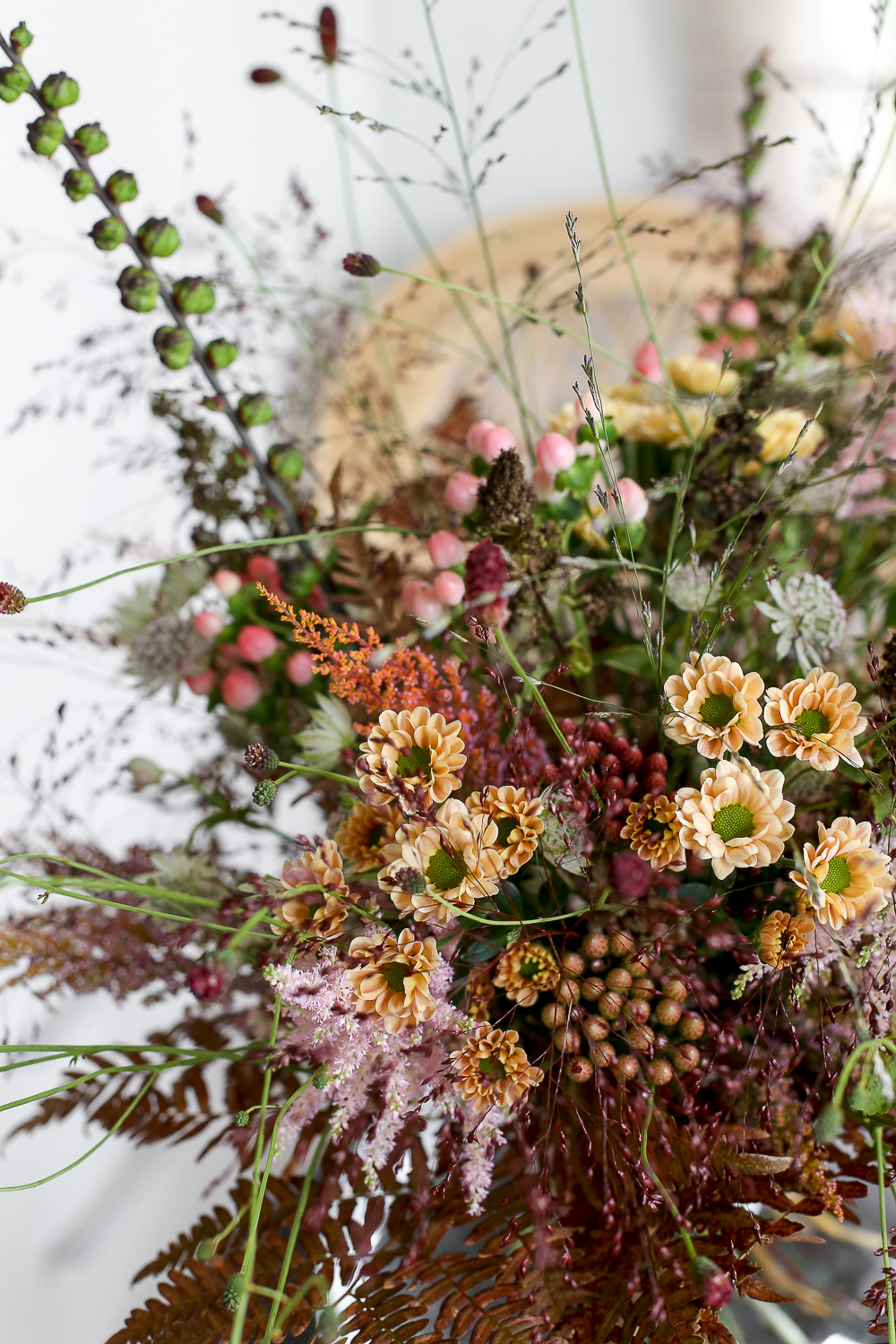 Hyggekimppu on kukkakimppu joka sopii täydellisesti kotoiluun eli hyggeilyyn. tämä kukka-asetelma koristaa kotia ja voit tilata se nyt myös verkkokaupastamme Kukat kotiin kuljetettuna Järvenpään KUkkatalosta