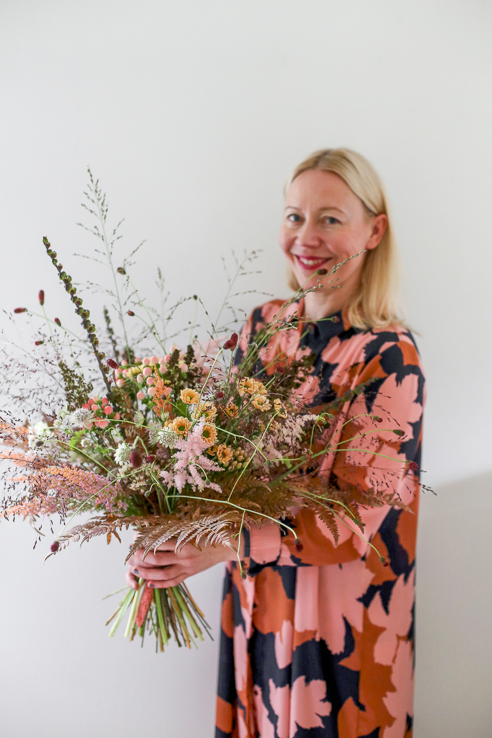 Hyggekimppu on kukkakimppu joka sopii täydellisesti kotoiluun eli hyggeilyyn. tämä kukka-asetelma koristaa kotia ja voit tilata se nyt myös verkkokaupastamme Kukat kotiin kuljetettuna Järvenpään KUkkatalosta