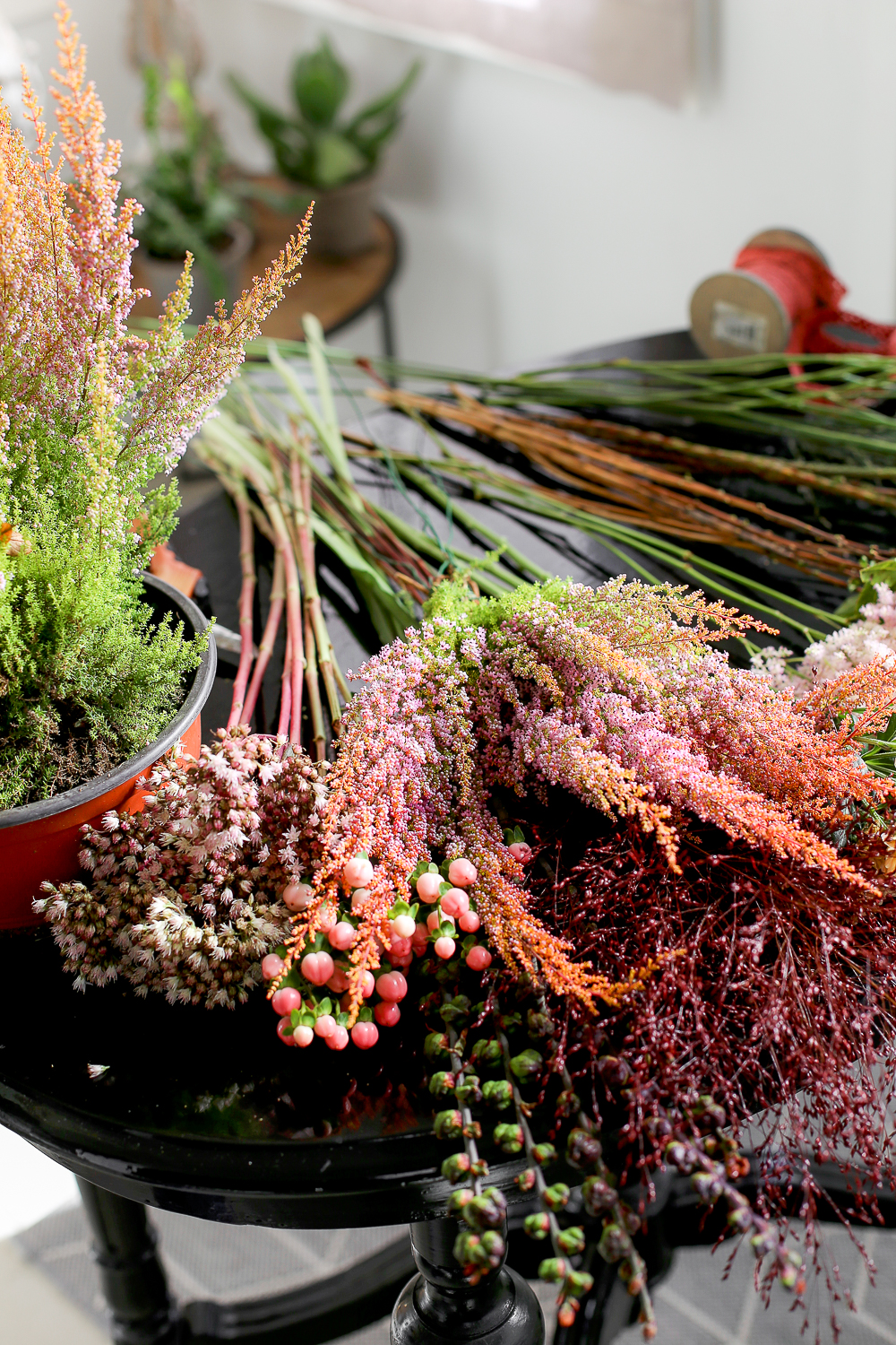 Hyggekimppu on kukkakimppu joka sopii täydellisesti kotoiluun eli hyggeilyyn. tämä kukka-asetelma koristaa kotia ja voit tilata se nyt myös verkkokaupastamme Kukat kotiin kuljetettuna Järvenpään KUkkatalosta