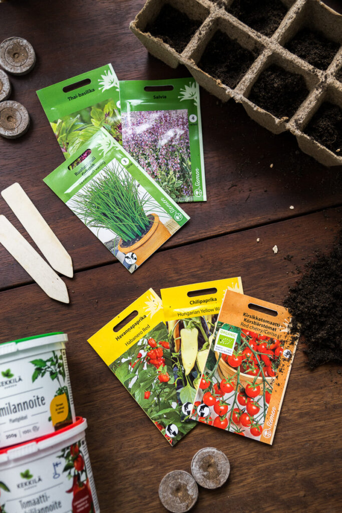 Esikasvatustarvikkeita mm. siemenpusseja, sammalnappeja, yrtin siemeniä,nimikylttejä, turveruukkuja ja lannoitteita