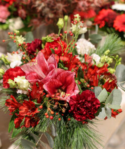 Kukkakimppu punaisilla leikkokukilla