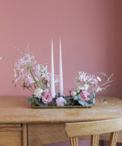 Vaaleanpunaisen värinen kukkaasetelma