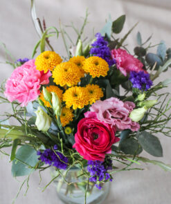 Värikäs kukkakimppu