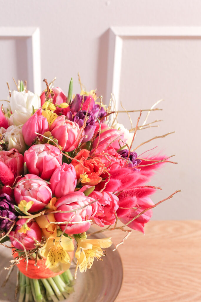 Värikkäistä tulppaaneista sidottu kimppu