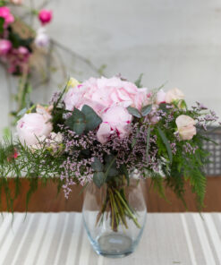 Vaaleanpunainen kimppu hortensia,pioni,leikkovihreitä
