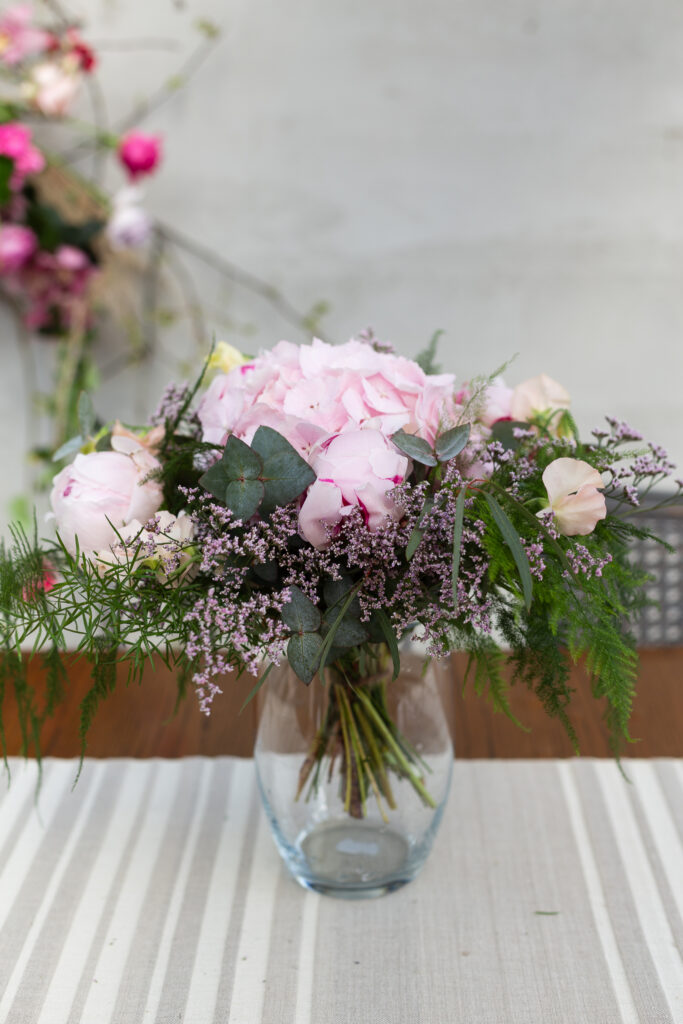 Vaaleanpunainen kimppu hortensia,pioni,leikkovihreitä